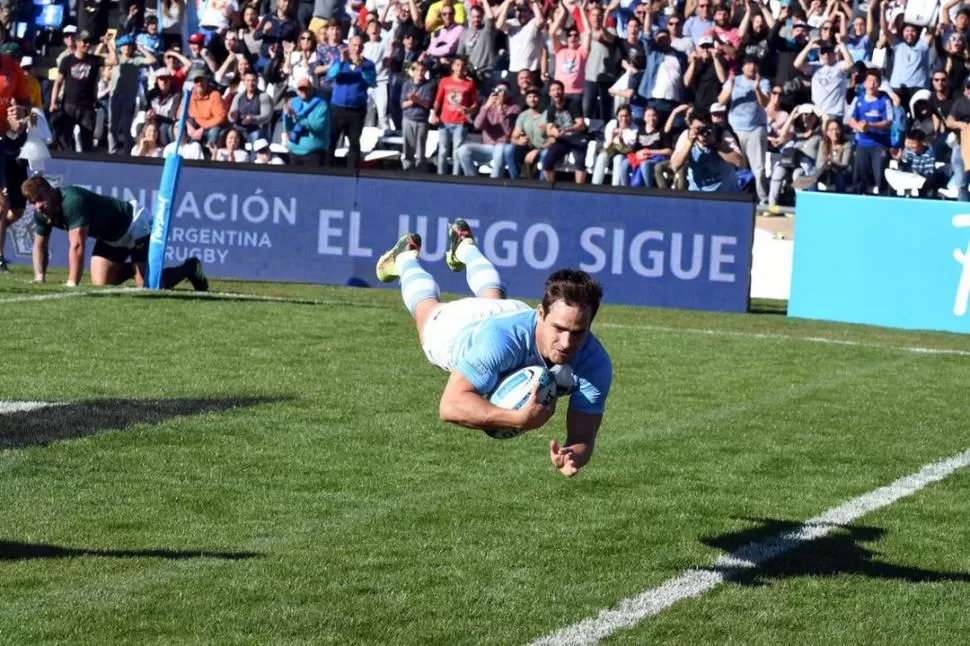 SUSPENSO. Sánchez aterrizó al borde del ingoal, pero fue try. El tucumano hizo “full house” al marcar de todas las formas posibles: try, penal, conversión (tres) y drop. mdzol.com / Foto Alfredo Ponce 