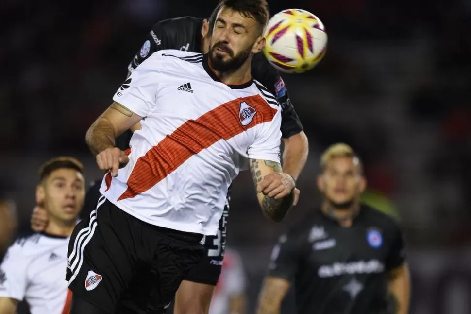 ESTUVO CERCA DE CONVERTIR. El cabezazo de Lucas Pratto pegó en el travesaño. twitter @CARPoficial