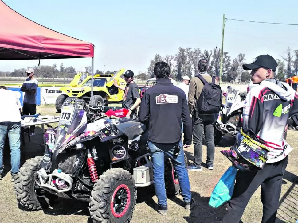 MUCHO TRABAJO. Las verificaciones técnica y administrativa fueron rigurosas ayer en el óvalo del hipódromo. FOTO DE MOTORPLUS TUCUMÁN 