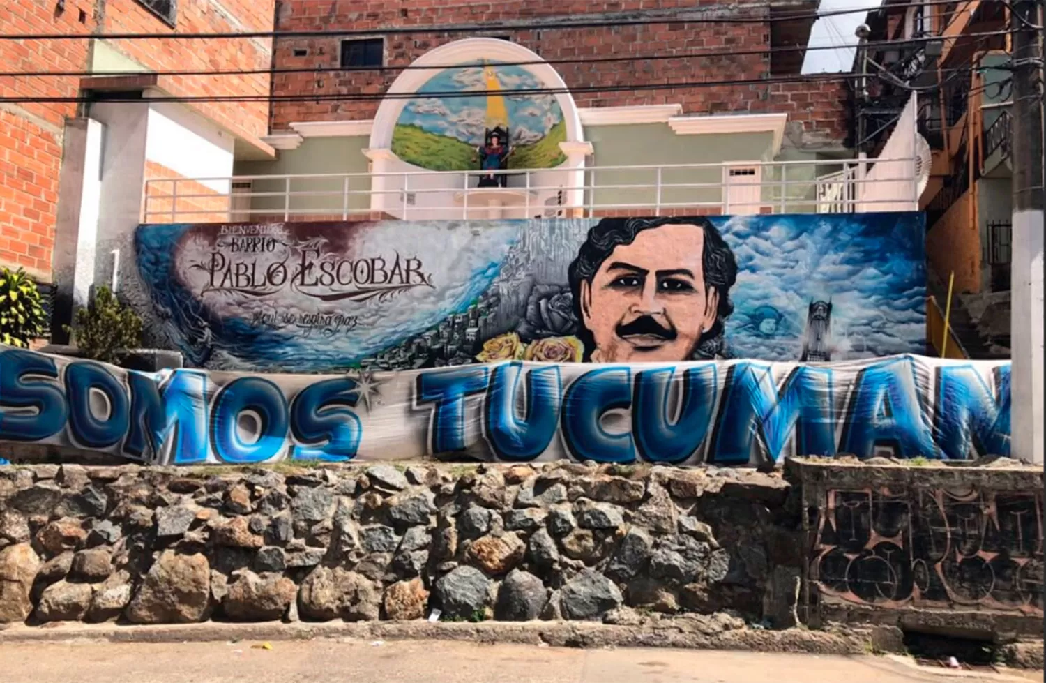 Una de las banderas que colgaron los hinchas en Medellín.