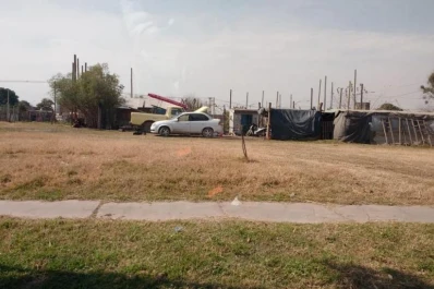 En la plaza Perón funciona una verdulería y un estacionamiento privado