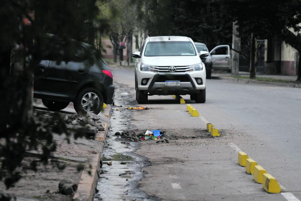 NO SE ENTIENDE. Más de un automovilista elige para estacionar justo el sitio por donde deben andar las bicicletas. la gaceta / fotos de diego aráoz