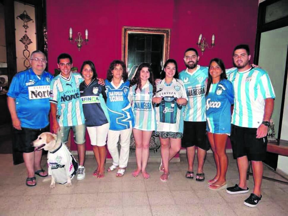 ¿FANÁTICOS ELLOS? Los La Penna posan con distintas camisetas de Atlético.