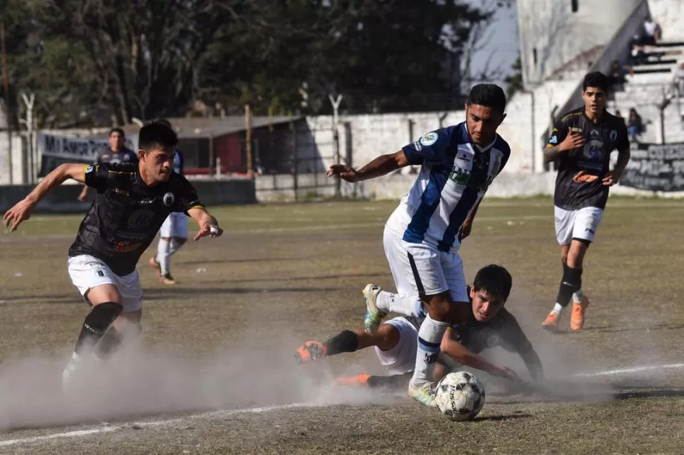 DESEQUILIBRANTE. Cristian Ibarra, el conductor de Almirante Brown, se lleva la pelota ante la presencia de José Saavedra. la gaceta / foto de osvaldo ripoll