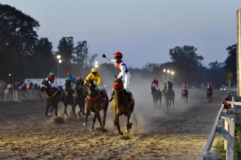 TAREA CUMPLIDA Y FESTEJO. Ángel Vai celebra sobre la montura de Citta Di Bari el gran triunfo conseguido en el clásico. la gaceta / foto de inés quinteros orio