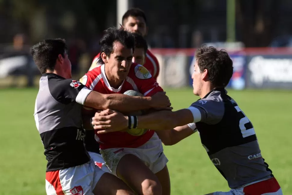 DEFENSA. Entre dos salteños intentan frenar a Nicolás Alvizo, de Los Tarcos. Los Tarcos desperdició sus chances de ganar. la gaceta / foto de diego aráoz