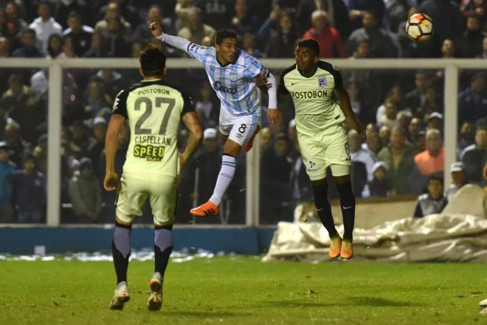 PEQUEÑO GIGANTE. Acosta, que purgó fecha de suspensión ante Colón, llegará fresquito. ¿Será él quien anote para Atlético? la gaceta / foto de DIEGO ARáOZ