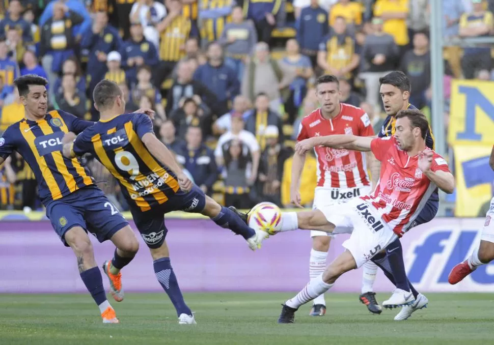 SIN RESPUESTAS. San Martín dejó una pálida imagen futbolística, en su visita a Arroyito y se volvió con las manos vacías a Tucumán. En la escena, Alejandro Altuna disputa una pelota con Marcos Ruben.  foto de marcelo manera / especial para la gaceta