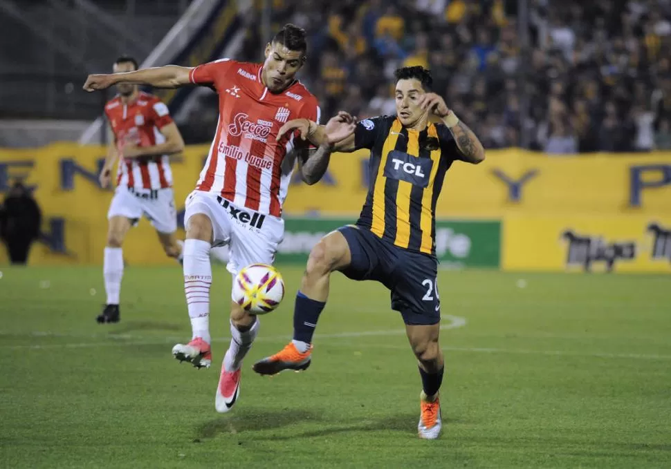 LUCHA. Acevedo sale al cruce de Zampedri. El goleador, que marcó el segundo tanto, le deseó suerte al “Santo” en el torneo. foto de Marcelo Manera / especial para la gaceta