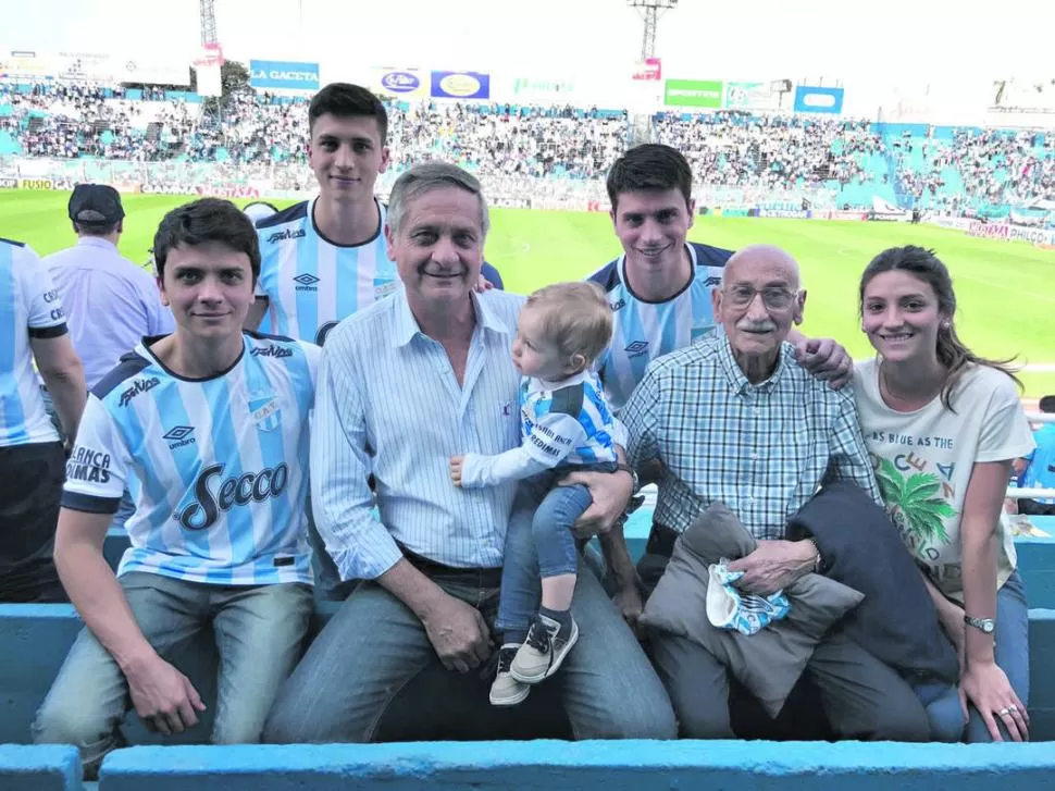 EL N° 1. Don Miguel posa con su hijo, nietos y su bisnieto, todos “Decanos”.
