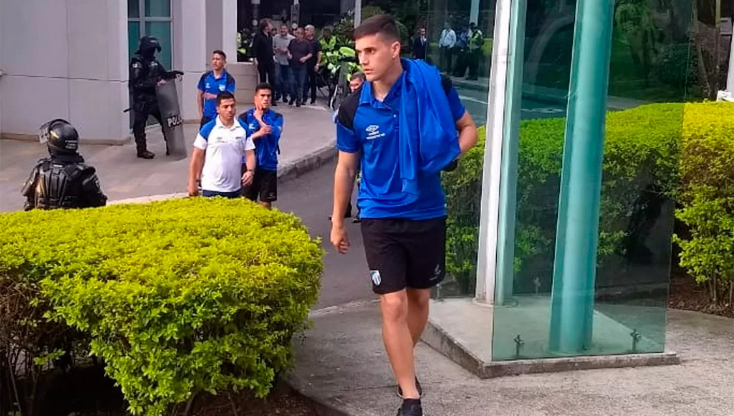 LA SALIDA HACIA EL ESTADIO. Los jugadores de Atlético sueñan con el pase a cuartos.