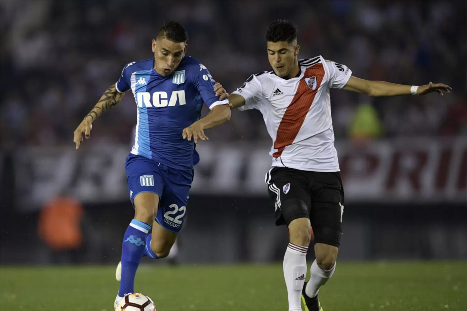 MANO A MANO. River y Racing definen el pase a cuartos.