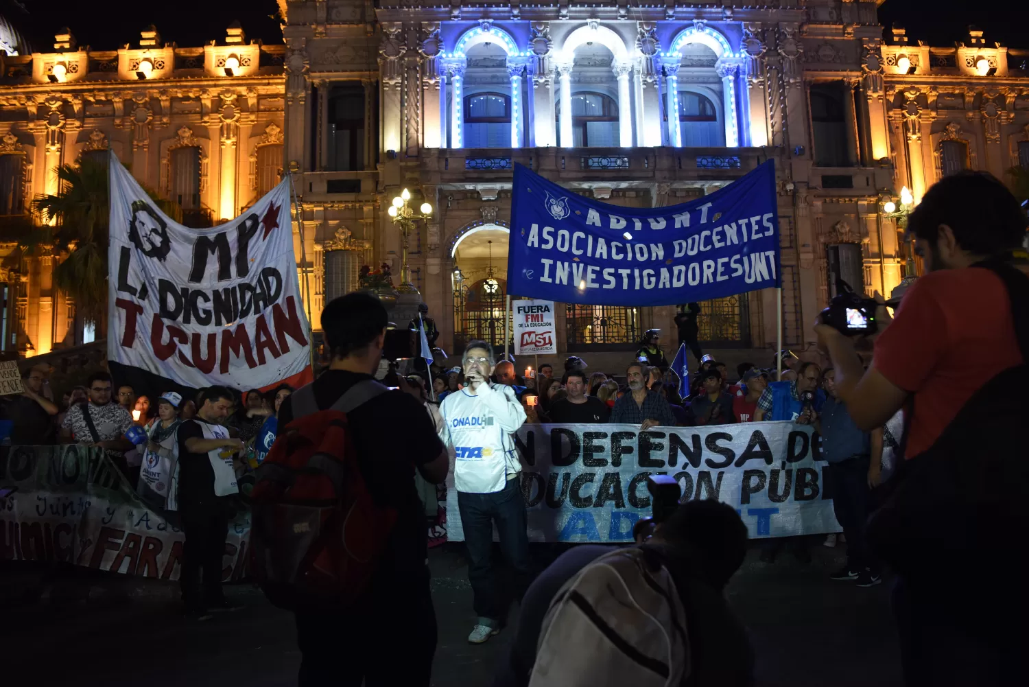 MARCHA DE LAS ANTORCHAS. Miles de tucumanos se manifiestan en favor de la Universidad Pública.