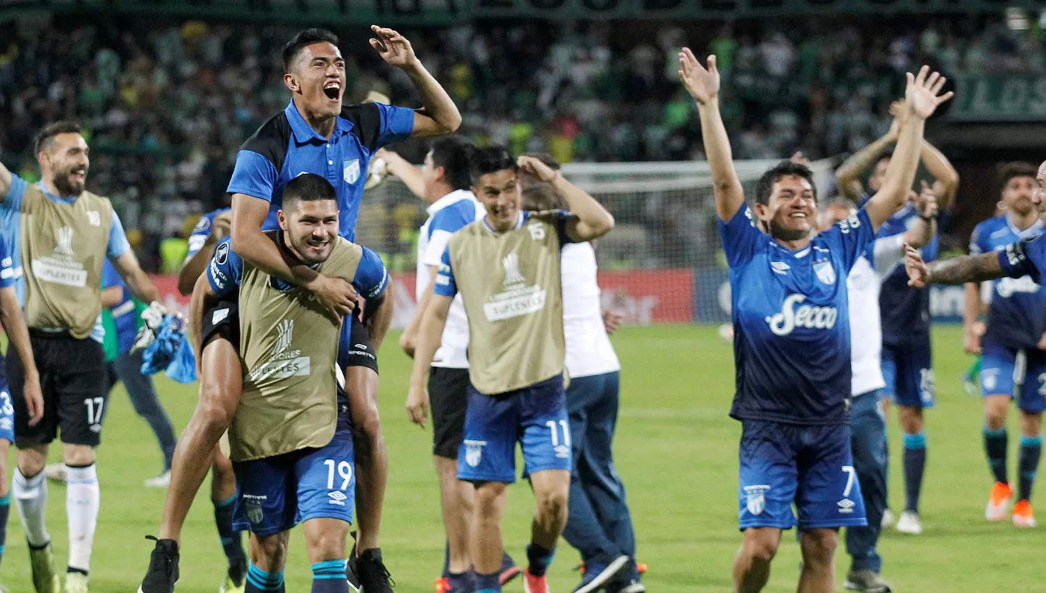 EUFORICOS. Los jugadores de Atlético celebraron junto a la multitud que los acompañó hasta Medellín.