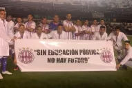 Sacachispas posó con delantales en apoyo a la Educación Pública y a los docentes