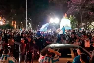 Los hinchas de Atlético coparon la plaza Independencia para festejar la clasificación