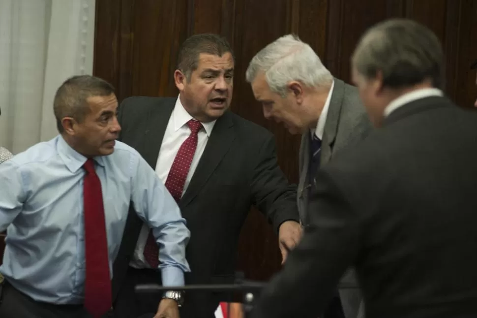 TENSA CHARLA. Nicolás Barrera y su defensor Gustavo Carlino hablan con Hugo Sánchez, único detenido por el caso. la gaceta / foto de jorge olmos sgrosso