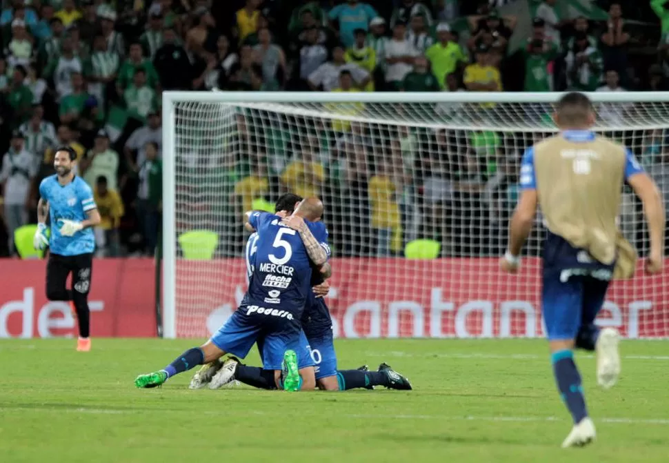 ¡A CUARTOS DE FINAL! Lucchetti corre feliz; otros se funden en un abrazo. Atlético regaló otra alegría: se metIó entre los ocho mejores equipos de Sudamérica. reuters