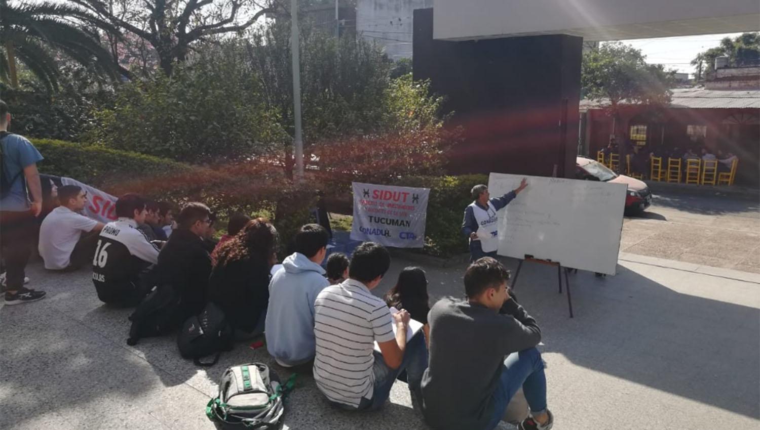 Ingenioso método para que los alumnos de la Tecnológica no pierdan las clases