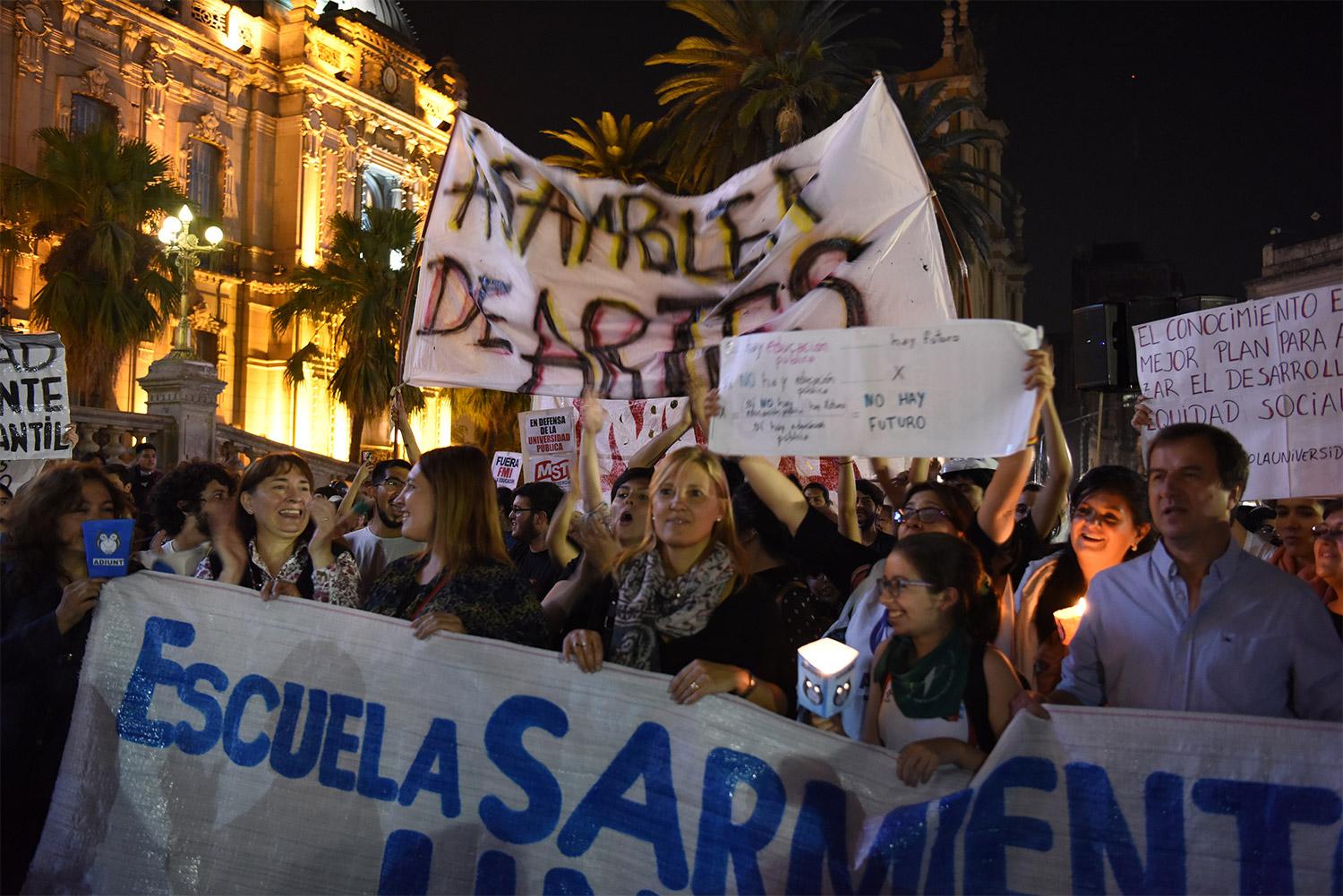 Miles de tucumanos marcharon en defensa de la Universidad Pública