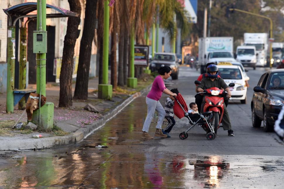 LAGUNA. El agua estancada se adueñó de la esquina de Rivadavia al 200.  