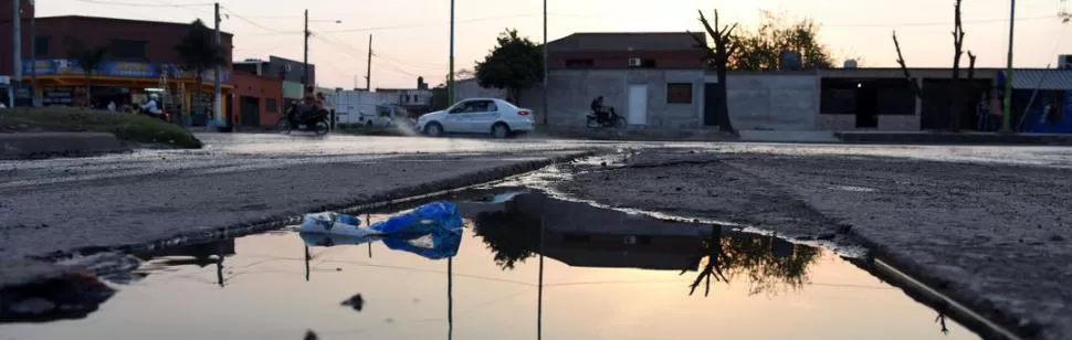 RIESGO. Una mujer y sus hijos esquivan autos y motos en Ejército al 100. la gaceta / fotos de diego aráoz 