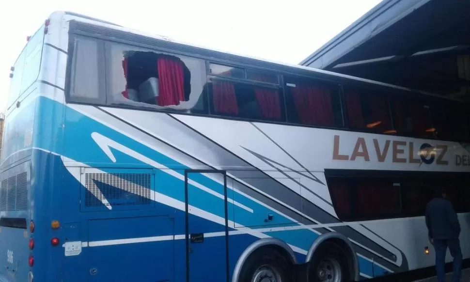 OBJETIVO: ÓMNIBUS DE LARGA DISTANCIA. El vidrio estallado de la ventanilla da cuenta de la violencia de la agresión.  