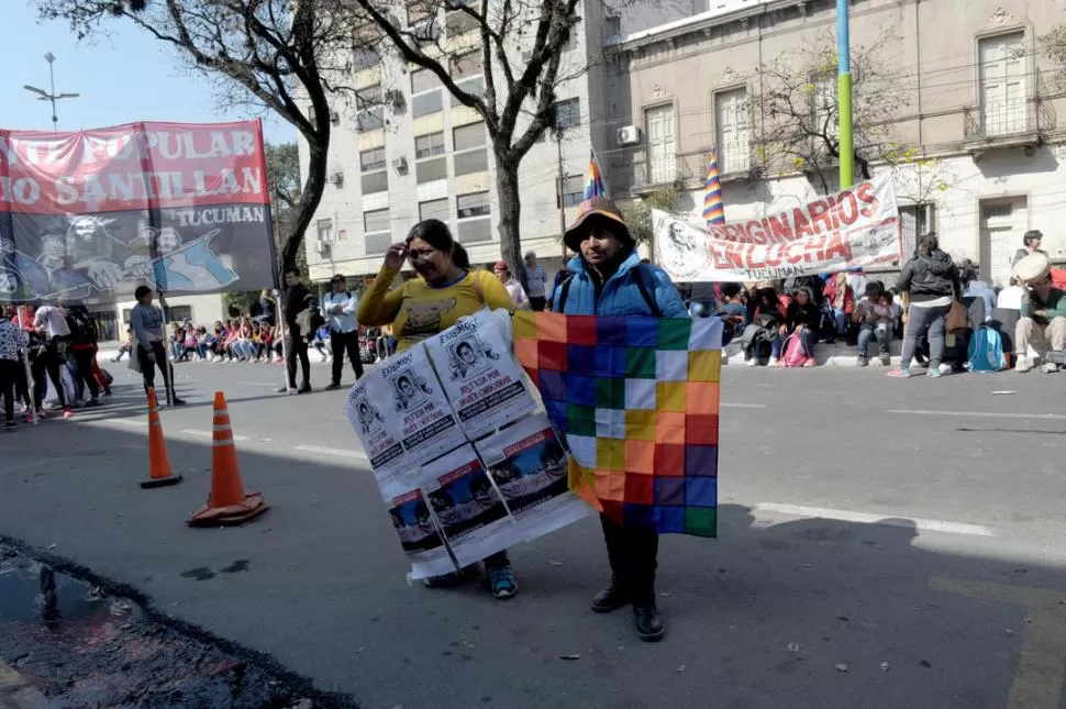 RECLAMO. El pedido de justicia se escuchó frente a los tribunales.  la gaceta / foto de franco vera