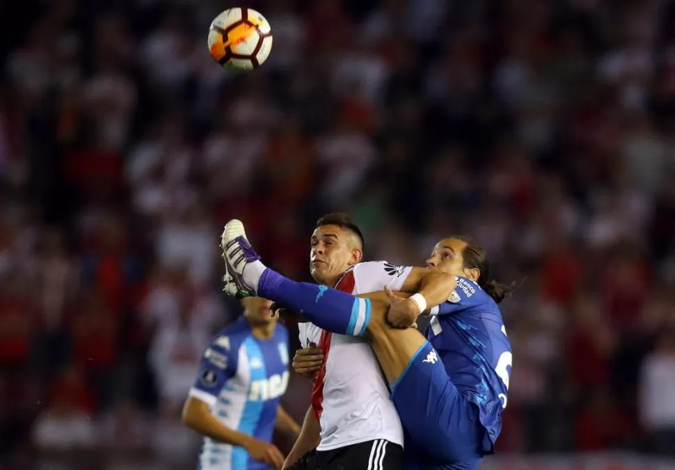 LUCHA. Santos Borré cubre la pelota ante la presión de Lucas Orban. reuters 