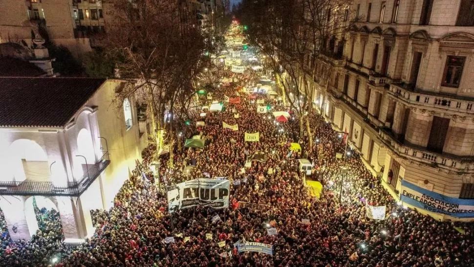 DESDE TODO EL PAÍS. Miles de personas llegaron desde las provincias para reclamar por un aumento salarial “digno” a los docentes universitarios. 