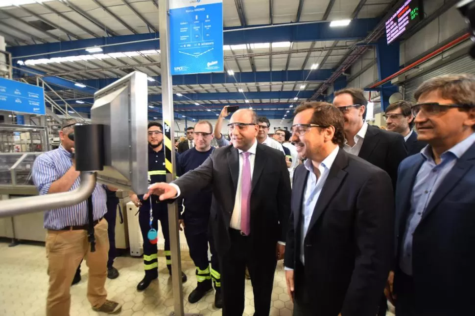 EN LA PLANTA. Manzur recorrió las flamantes instalaciones junto a los directivos de la Cervecería y a otras autoridades. la gaceta / foto de osvaldo ripoll 