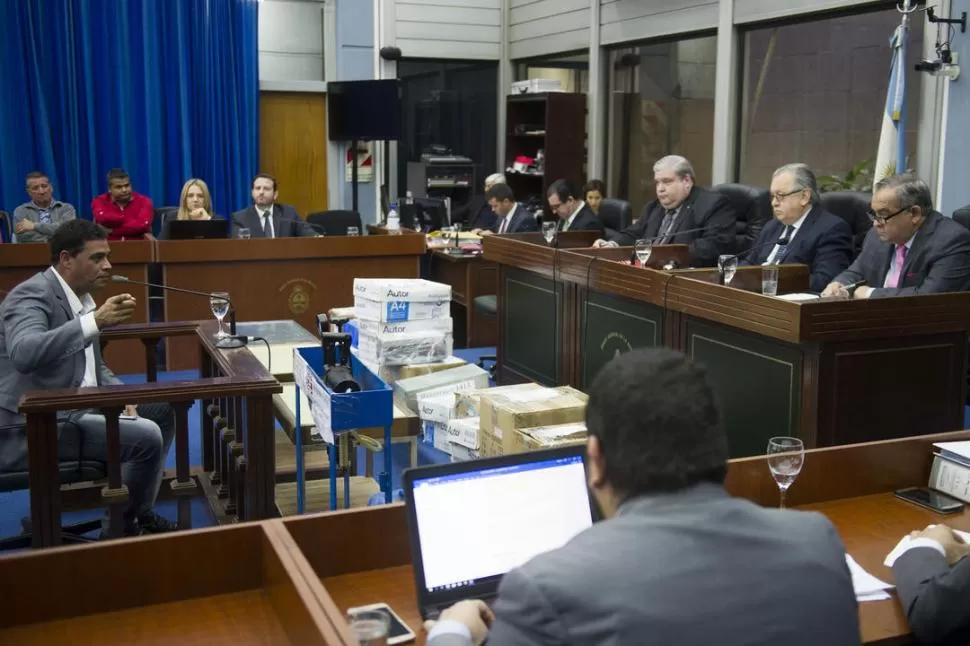 MOMENTOS DE TENSIÓN. El imputado Julio César Trayán señala al fiscal Pablo Camuña mientras lo cuestionaba ante los integrantes del Tribunal. la gaceta / fotos de jorge olmos sgrosso