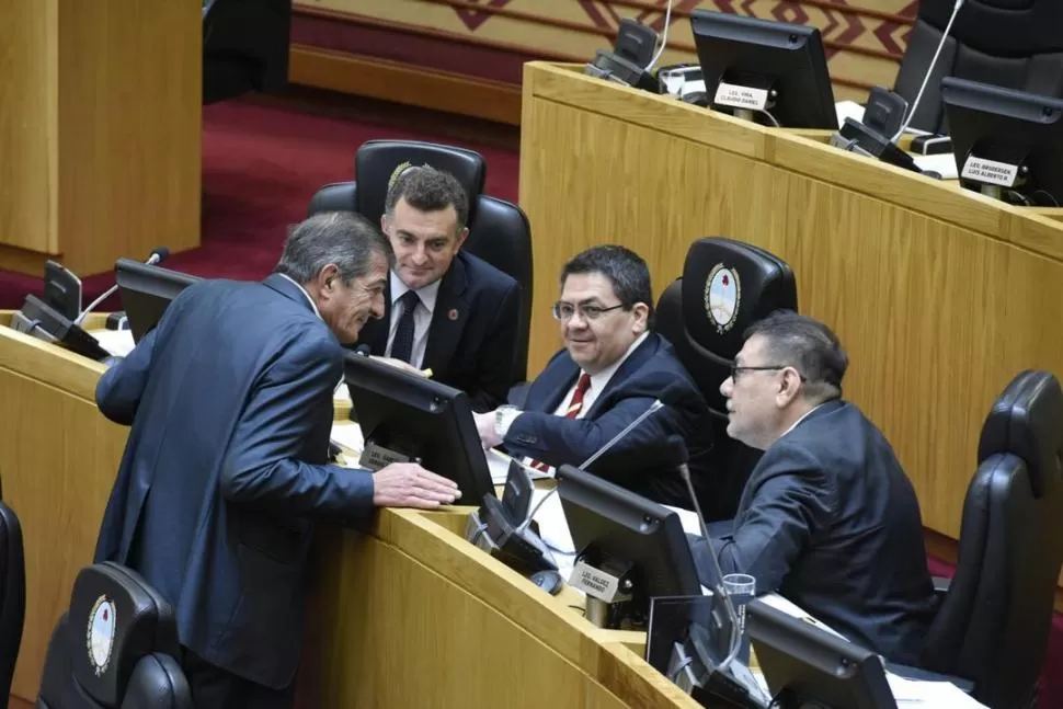 DIÁLOGO. El titular del bloque oficialista, Ramón Cano, conversa con los radicales Albarracín, García y Valdez. prensa legisltura