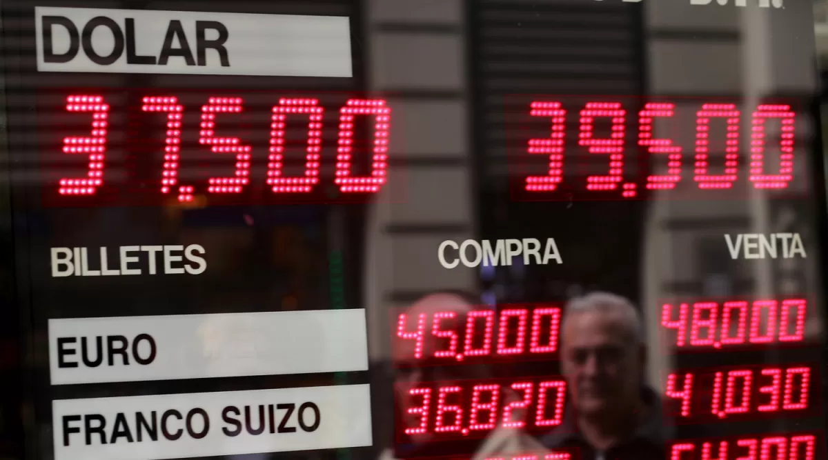 FLUCTUACIÓN CONSTANTE. Con una millonaria intervención, el Gobierno contuvo ayer la escalada cambiaria. Reuters