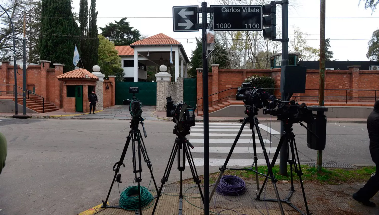 GUARDIA PERIODÍSTICA. Las cámaras se instalaron frente a la Quinta Presidencial.