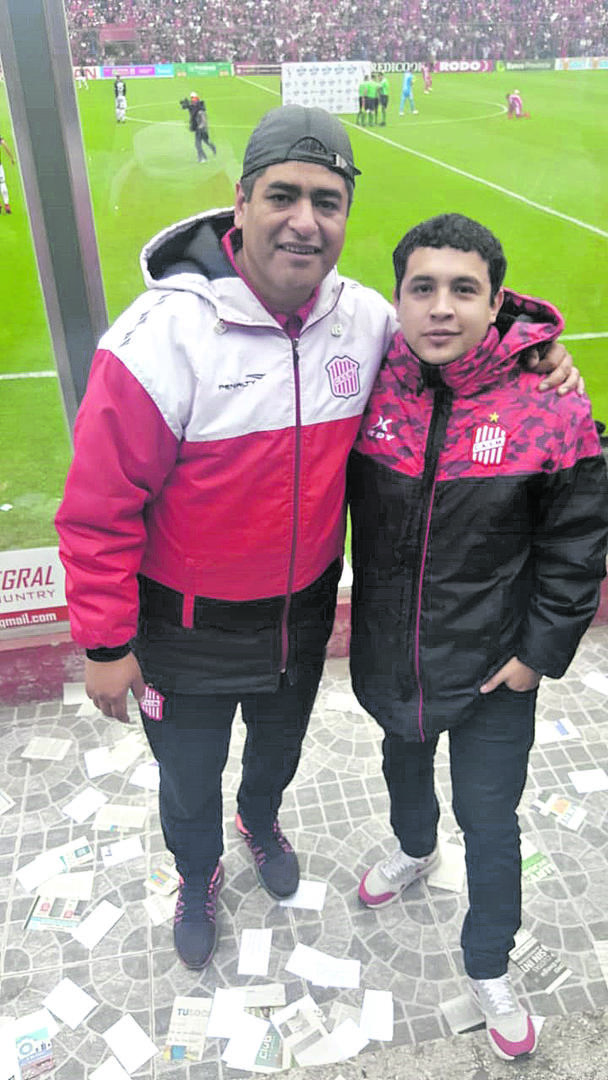 FANÁTICOS. Domingo Giménez y Franco Alderete, desde Catamarca, suelen venir a ver al “Santo”.  