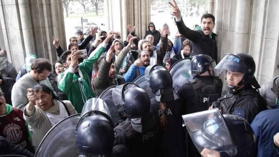 PROTESTAS. Desde el mediodía de ayer hubo enfrentamientos entre trabajadores y policías en el ministerio. clarin.com