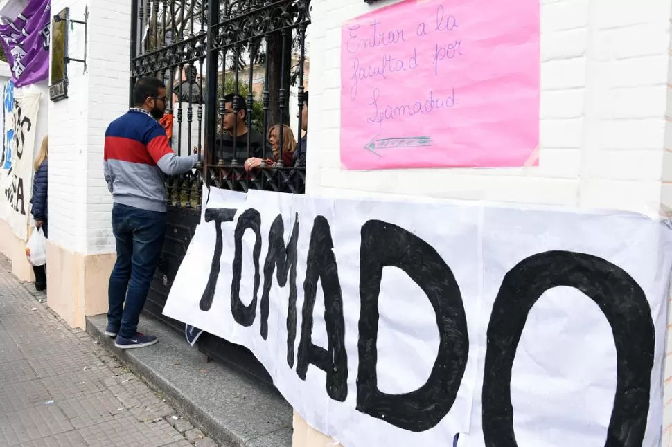 FIN DE LA TOMA. Luego de una asamblea, los estudiantes que pernoctaban desde el jueves en el Rectorado de la UNT dispusieron levantar la medida. la gaceta / foto de Analía Jaramillo