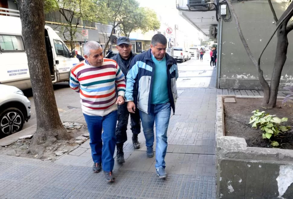 LOS HERMANOS UNIDOS. Walter García y Ricardo García ingresan al Tribunal Federal. Fueron detenicos en Chaco por transportar marihuana. la gaceta / foto de franco vera