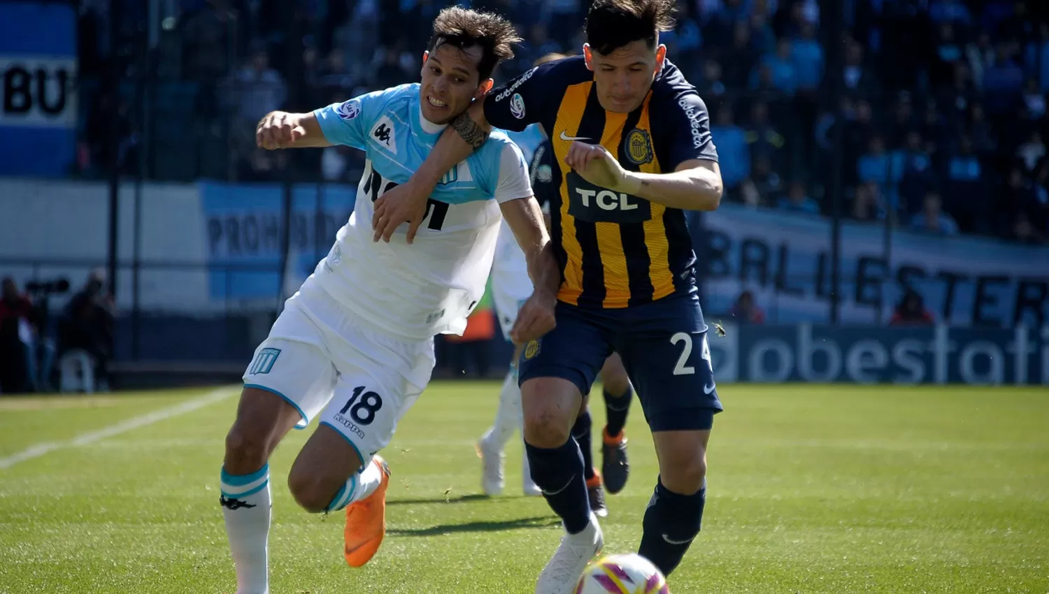 PURA LUCHA. Solari y Parot disputan la posesión de la pelota en el Cilindro.