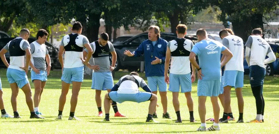 CONTACTO PERMANENTE. La relación entre los jugadores y Zielinski es buena, sean titulares, suplentes y jugadores que usualmente no son convocados. El entrenador trata de mantener a todos conformes. LA GACETA / FOTO DE franco vera (ARCHIVO)