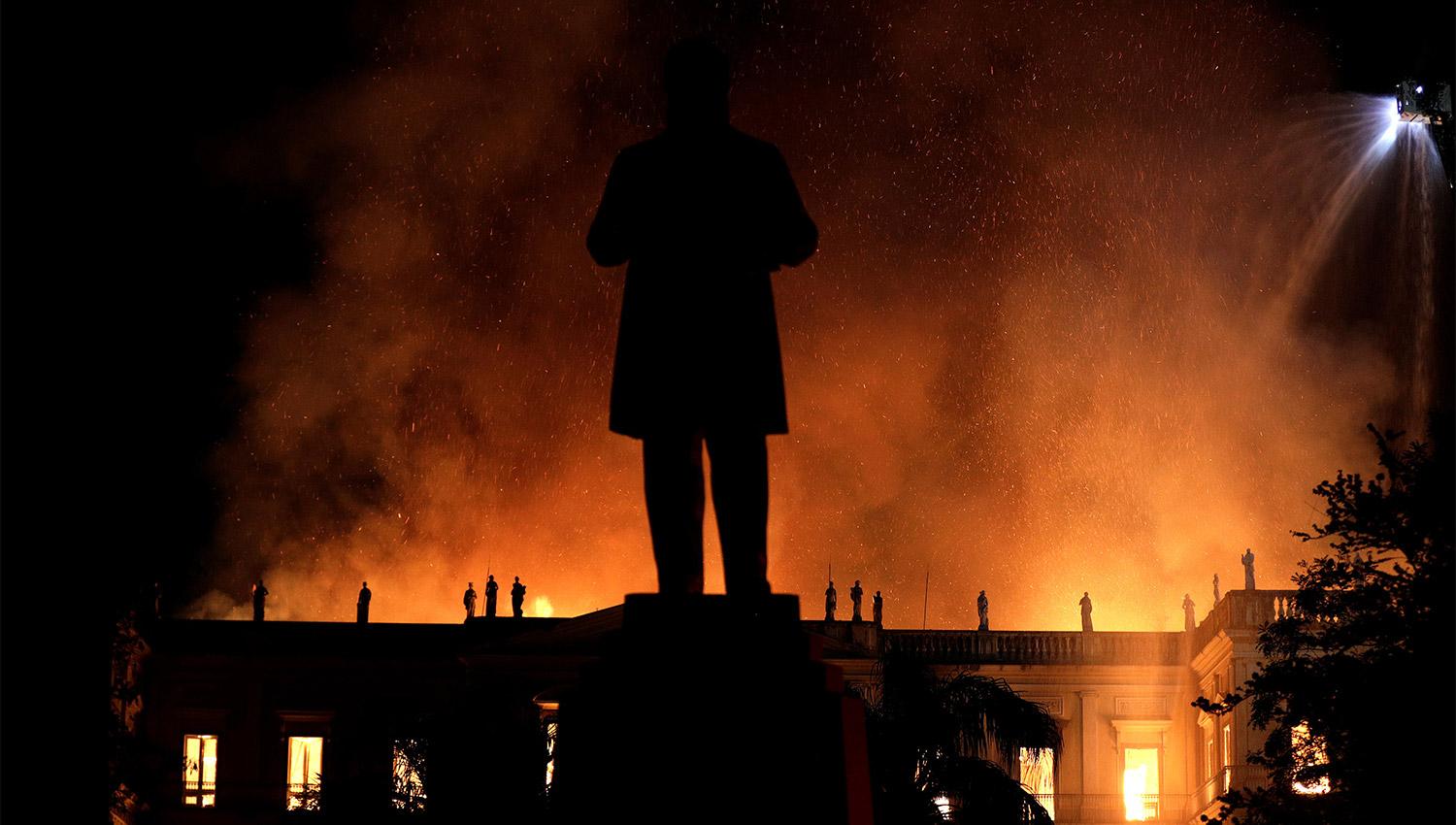 Un enorme incendio en Río de Janeiro consume el Museo Nacional de Brasil