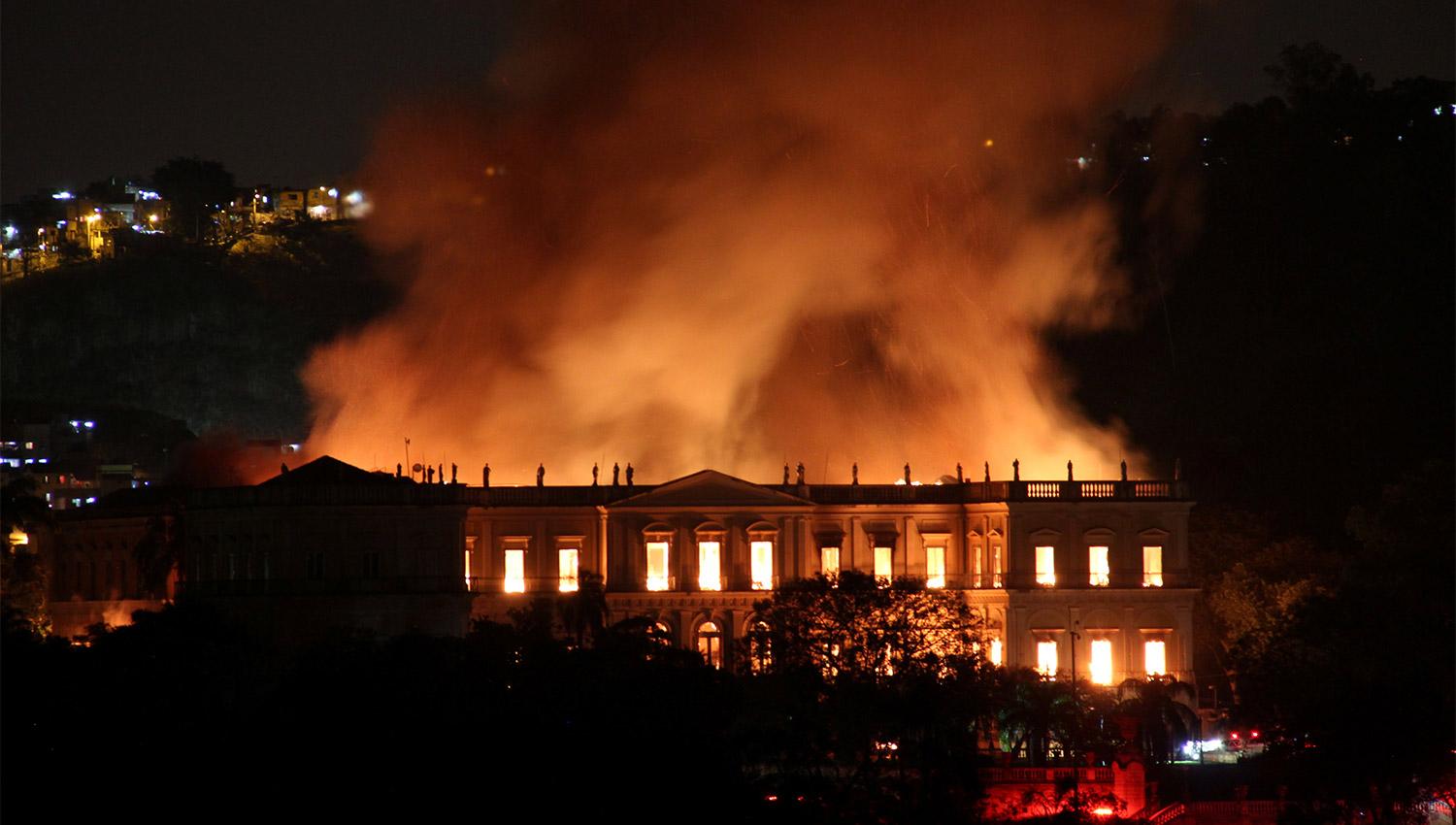 Un enorme incendio en Río de Janeiro consume el Museo Nacional de Brasil