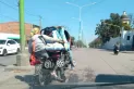 ¡El colmo de la imprudencia! Viajan en moto con un bebé en su cochecito