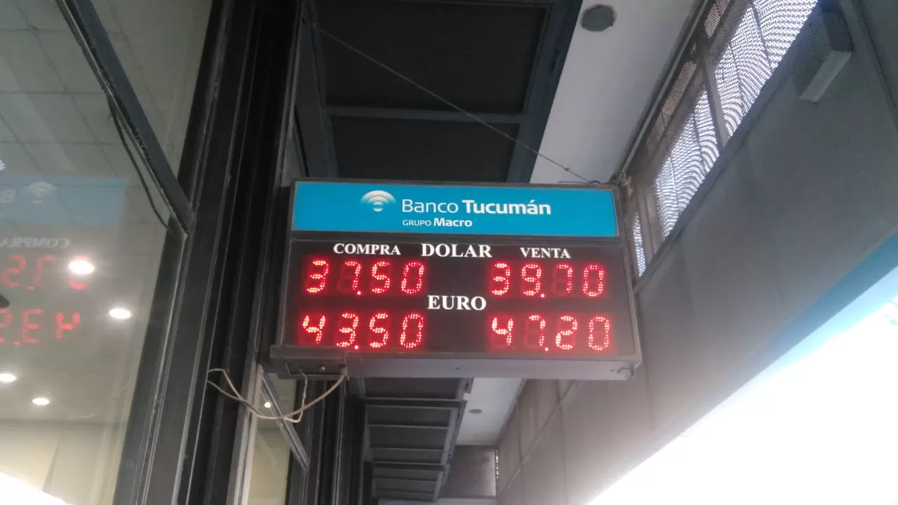 El dólar trepó a $ 39,04 y cae el Merval luego de los mensajes del Gobierno