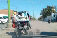 ¡El colmo de la imprudencia! Viajan en moto con un bebé en su cochecito