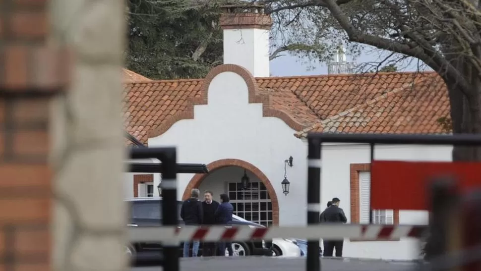 EN OLIVOS. Dujovne habla con funcionarios en la puerta de la quinta presidencial. Fue un día difícil en la que se mencionó a Melconian como su sucesor. clarin 