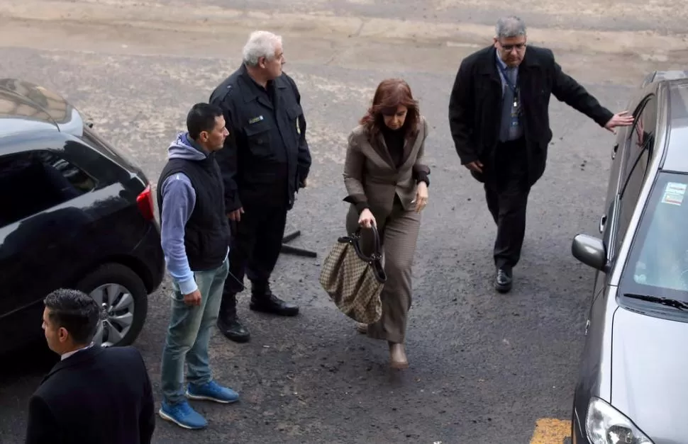 IMAGEN REPETIDA. Cristina, desde que dejó la presidencia, fue citada en una decena de ocasiones a los tribunales.