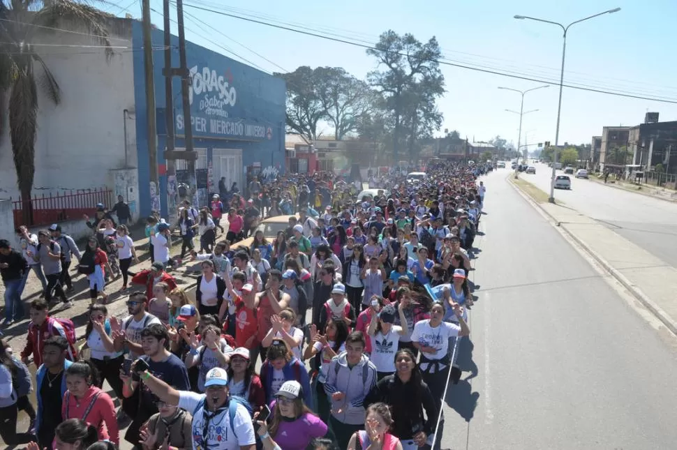 LA ALEGRÍA SE MANIFESTÓ EN 25 KILÓMETROS. La bulliciosa peregrinación sale de la ciudad cantando. la gaceta / fotos de franco vera