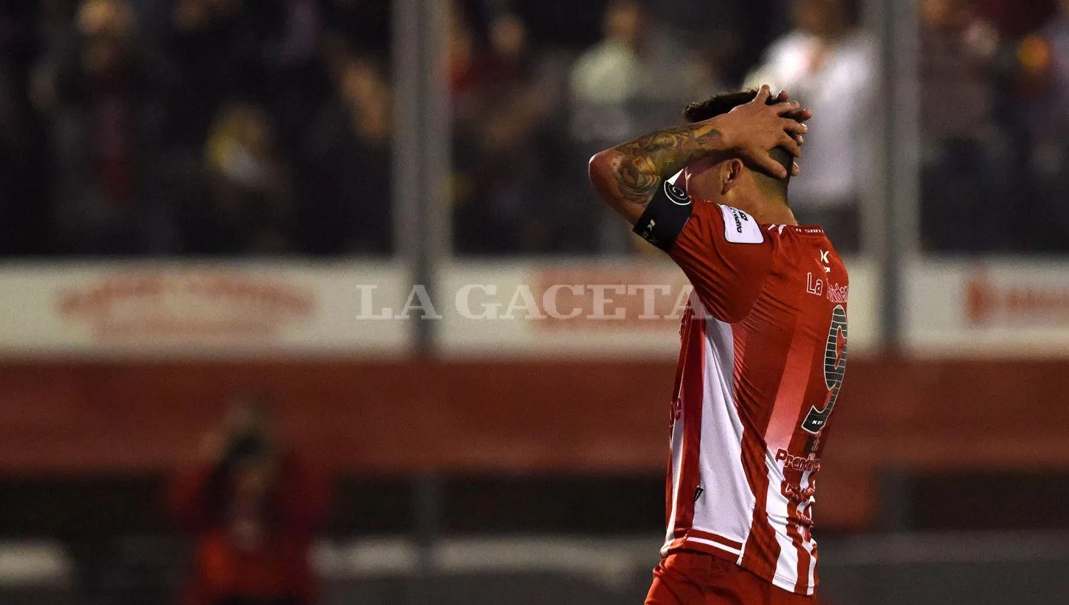 CASI. Bieler se toma la cabeza después de que un defensor desviara un remate suyo que tenía destino de gol.